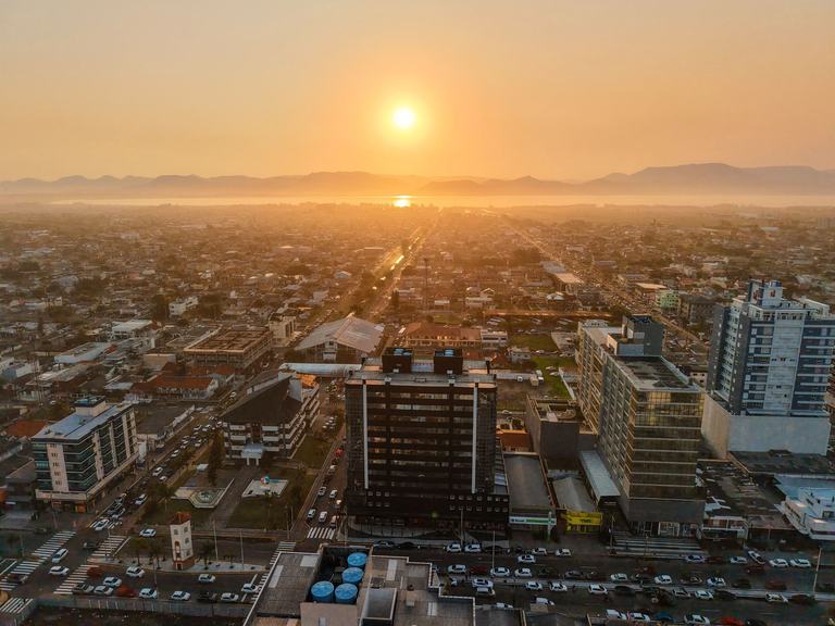 Pôr do sol sobre o Centro de Capão da Canoa e a paisagem do litoral
