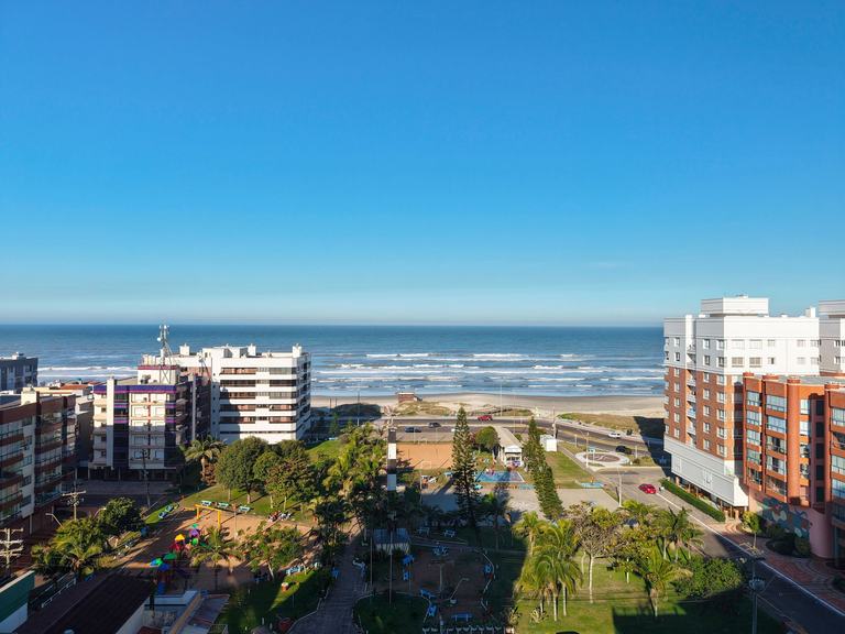 Orla e Praça do Farol em Capão da Canoa vistas de cima, com a praia ao fundo