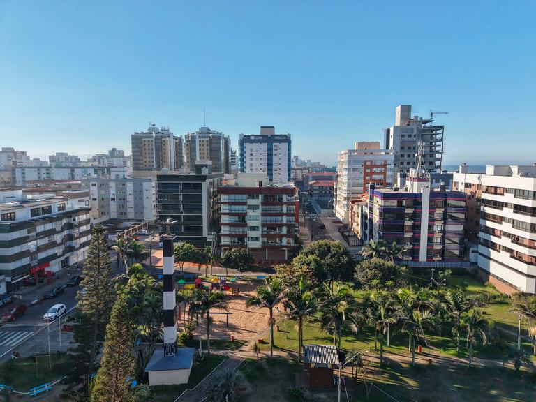 Praça do Farol em Capão da Canoa vista de cima, com a orla e a praia ao fundo
