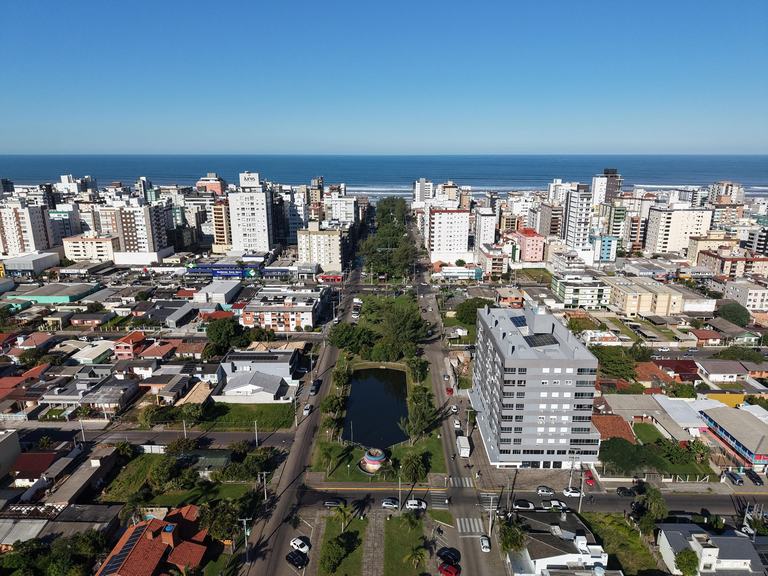 Vista aérea da Praça Flávio Boianovski em Capão da Canoa, com a cidade e o mar ao fundo